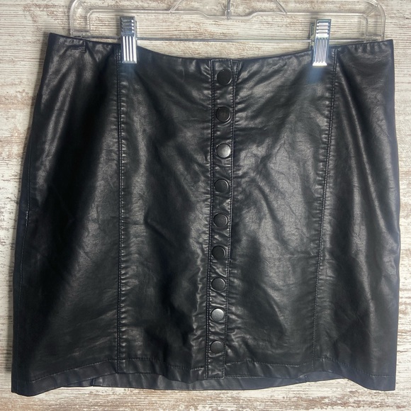 FREE PEOPLE Oh Snap Vegan Leather Miniskirt black Sz 12 EUC - Picture 3 of 8